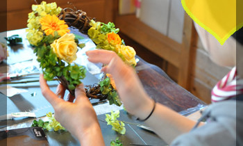 o03500526132プリザ　プリザーブドフラワー　壁掛け　可愛い　手づくり　おしゃれ　黄色　リース22408575