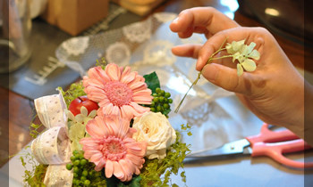 プリザ　プリザーブドフラワー　造花　レッスン　フラワーアレンジ　ガーベラ　ピンク　可愛い