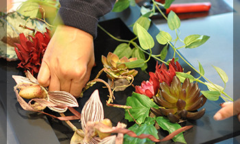 造花　レッスン　フラワーアレンジ　豪華　ダーク　多肉　かっこいい