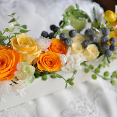 プリザーブドフラワー　造花　レッスン　横長　横に長い器　玄関　オレンジ　黄色　元気カラー　可愛い　自然