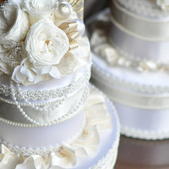 おむつケーキ　ダイパーケーキ　出産祝い　豪華　２段　プリザ　ミニブーケ　白