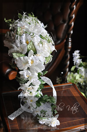 造花　ユリ　ラン　アートフラワー　ウェディングブーケ　キャスケード　白　ナチュラル