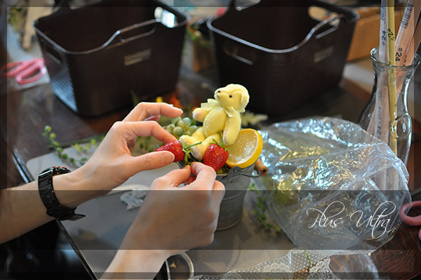 パンジー造花　春アレンジレッスン　フラワーアレンジ　豪華　黄色　オレンジ　可愛い　クマ　モスバスケット