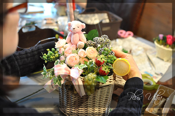 パンジー造花　春アレンジレッスン　フラワーアレンジ　豪華　ピンク　可愛い　クマ　モスバスケット