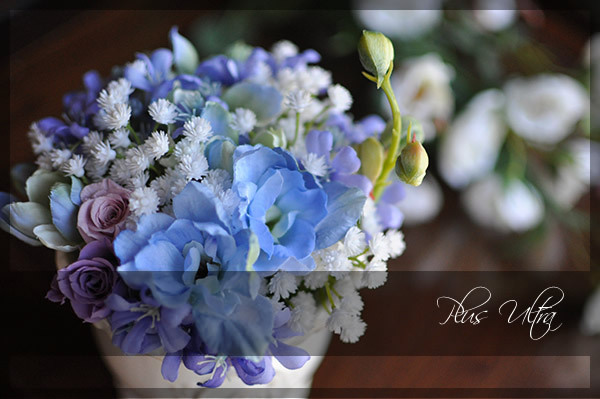 造花 白ブルー 洗面所 かすみ草